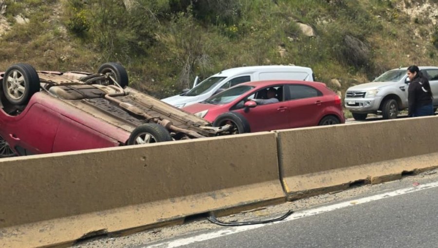Vehículo terminó volcado tras una colisión entre dos automóviles en el Camino Internacional en Viña del Mar