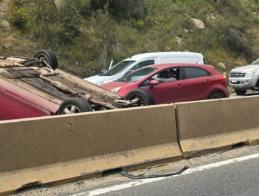 Vehículo terminó volcado tras una colisión entre dos automóviles en el Camino Internacional en Viña del Mar