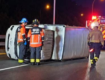 Vehículo terminó volcado en la Av. España a la altura del Club de Yates en Viña del Mar
