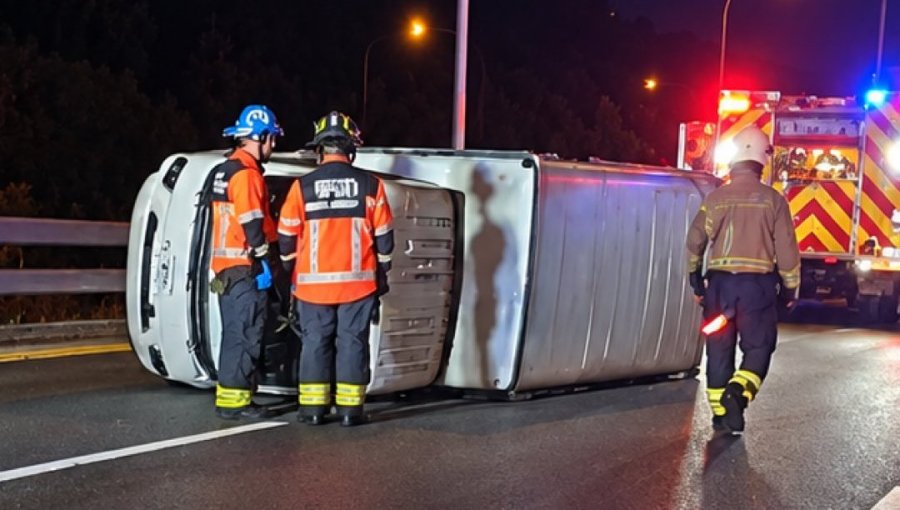 Vehículo terminó volcado en la Av. España a la altura del Club de Yates en Viña del Mar