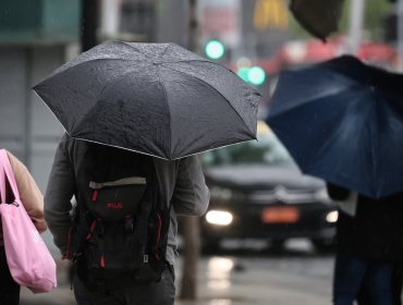 Alcaldesa de Quilpué pide suspender clases este martes por pronóstico de lluvia y viento