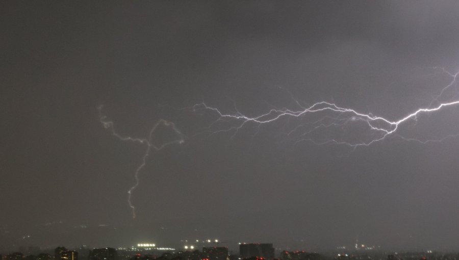 Emiten aviso por probables tormentas eléctricas con granizo en Valparaíso y otras seis regiones desde este lunes y hasta el jueves
