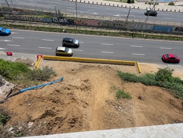 Vecinos de Recreo con el alma en un hilo: temen que lluvias hagan colapsar el cerro que cayó hacia Av. España en Viña del Mar