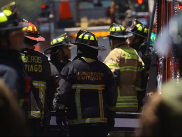 Cuerpo de Bomberos de Santiago ordenó acuartelamiento preventivo ante llegada de sistema frontal