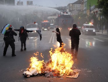 Séptimo aniversario del 18-O deja 110 detenidos y 14 carabineros lesionados en una jornada de mayor violencia