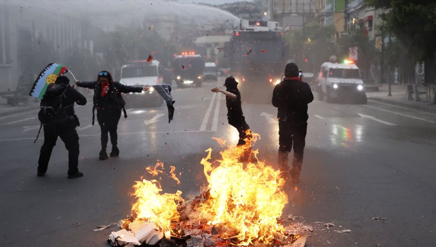 Séptimo aniversario del 18-O deja 110 detenidos y 14 carabineros lesionados en una jornada de mayor violencia