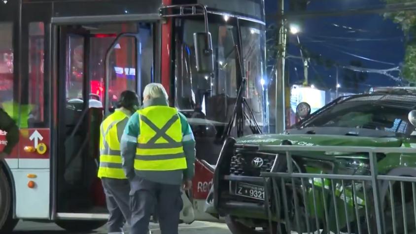 Colisión entre patrulla policial y bus RED deja a dos carabineros lesionados en Maipú