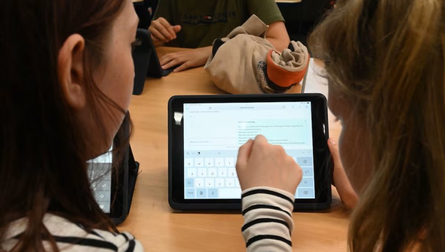 Estudio revela que la inteligencia artificial comienza a instalarse como herramienta de aprendizaje entre adolescentes en Valparaíso