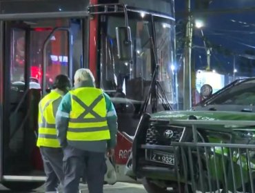 Colisión entre patrulla policial y bus RED deja a dos carabineros lesionados en Maipú