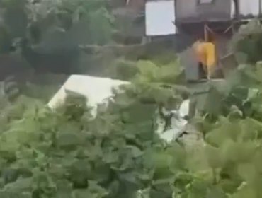 Desprendimiento de tierra causa el colapso de una casa en cerro Placeres de Valparaíso