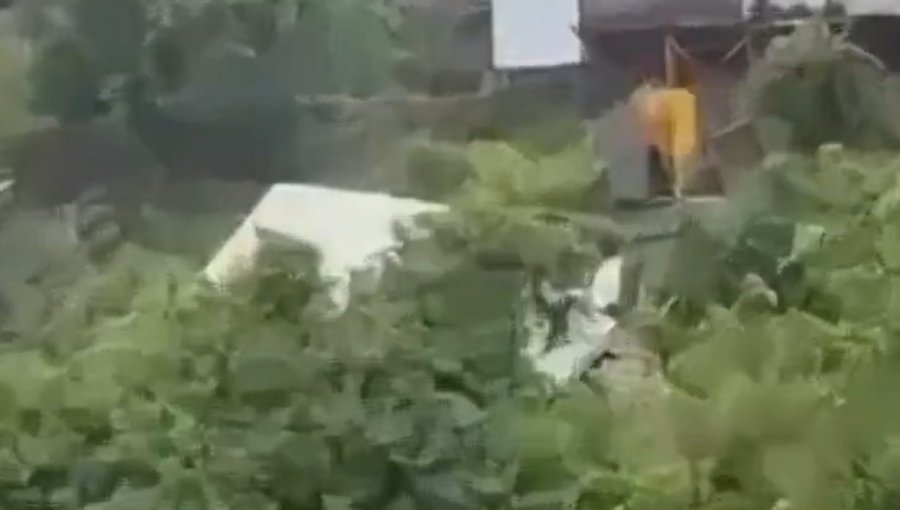 Desprendimiento de tierra causa el colapso de una casa en cerro Placeres de Valparaíso