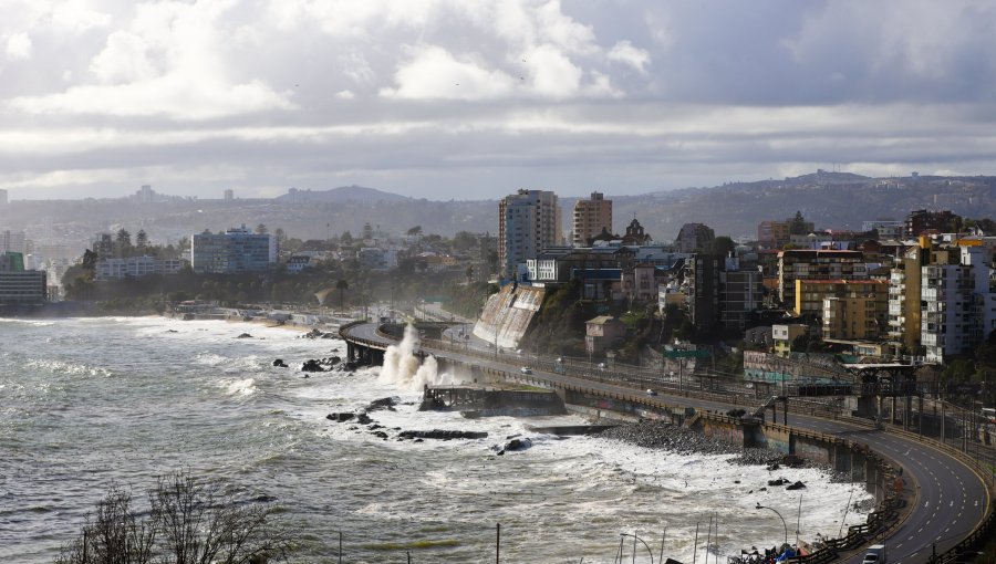 Con fuertes lluvias y truenos, sistema frontal comienza a azotar a Valparaíso y Viña del Mar