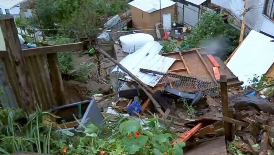 Una casa se derrumbó en el sector Reñaca Alto de Viña del Mar: afectado dice que "lo perdí todo"