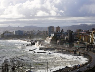 Con fuertes lluvias y truenos, sistema frontal comienza a azotar a Valparaíso y Viña del Mar