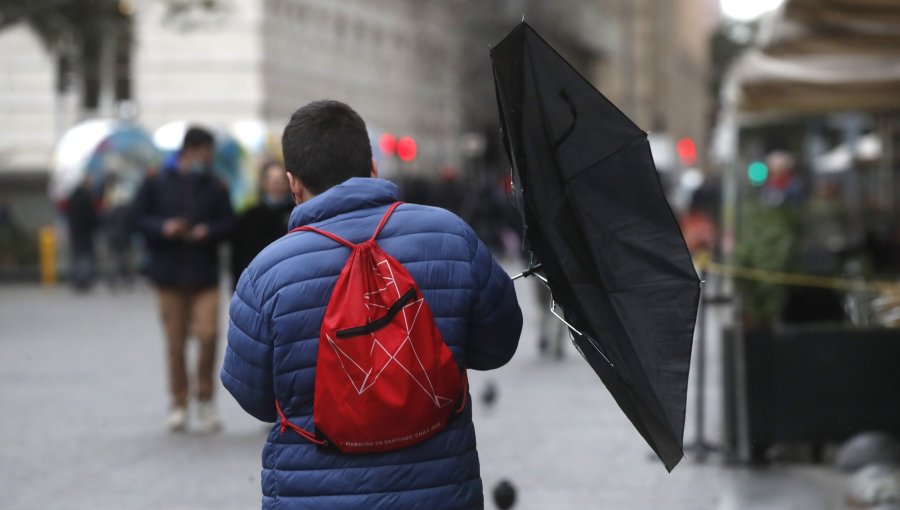 Sistema frontal con vientos de hasta 56 km/h y tormentas eléctricas dejó casi 20 milímetros de agua caída en un par de horas en Valparaíso