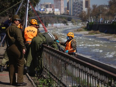 Encuentran cuerpo de un joven en la ribera del río Mapocho: habría salido eyectado tras sufrir accidente en la Costanera Norte