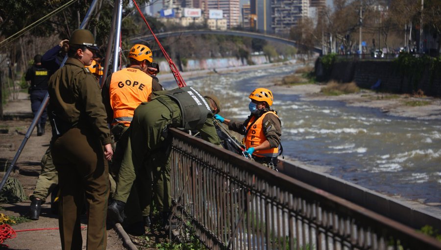 Encuentran cuerpo de un joven en la ribera del río Mapocho: habría salido eyectado tras sufrir accidente en la Costanera Norte