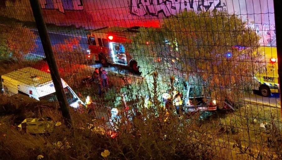Vehículo colisionó contra un árbol en el Camino Internacional a la altura de la rotonda El Trébol en Viña del Mar