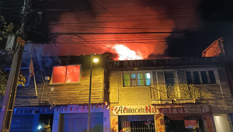 Incendio consume el segundo piso de un inmueble en el sector Artificio de La Calera