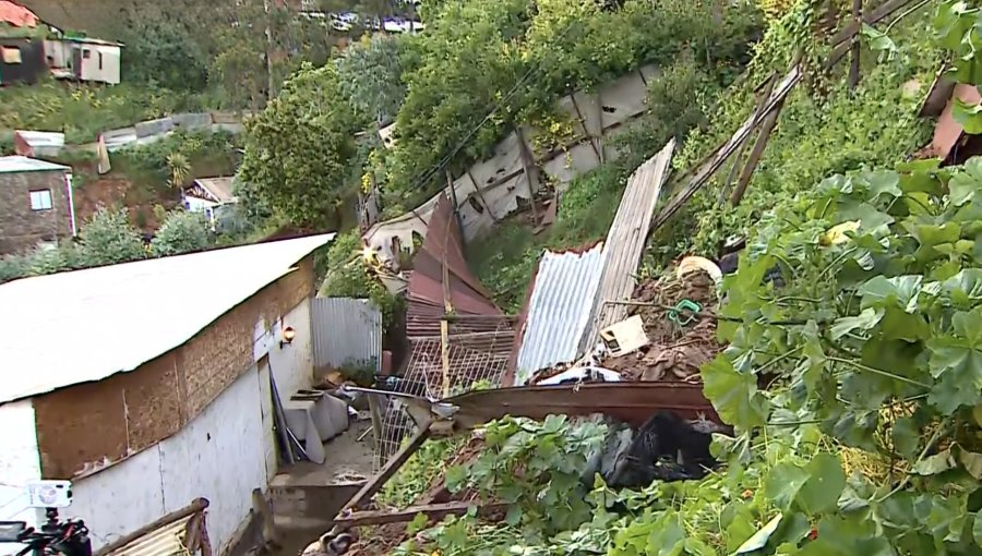 Daños totales y evaluación de otra vivienda tras colapso en Reñaca Alto por las lluvias