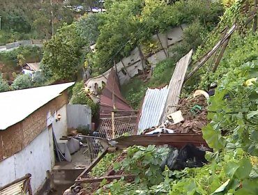 Daños totales y evaluación de otra vivienda tras colapso en Reñaca Alto por las lluvias