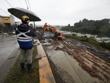 Socavón en Arauco mantiene a 150 familias en riesgo y gobernador del Biobío llama a evacuar
