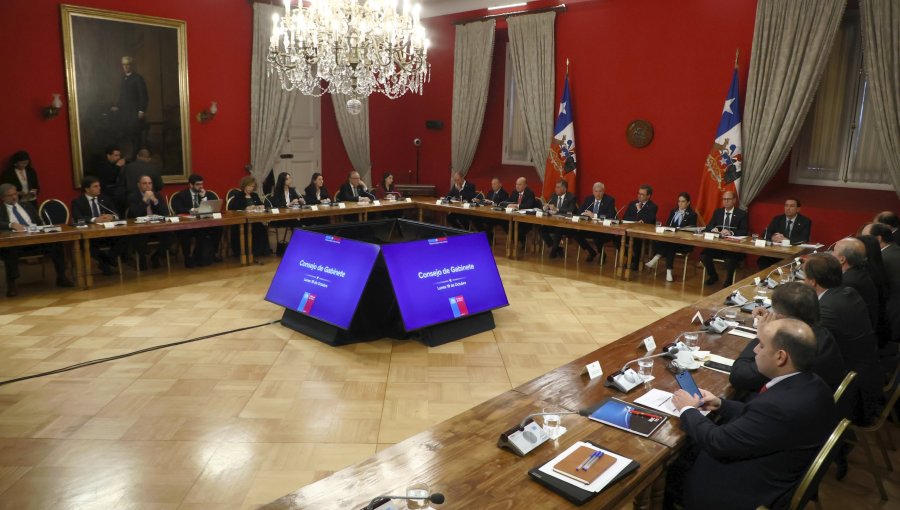 Data Influye: 61% considera necesario que el Presidente Kast realice un cambio de gabinete antes de fin de año