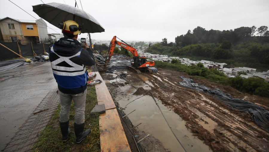 Socavón en Arauco mantiene a 150 familias en riesgo y gobernador del Biobío llama a evacuar
