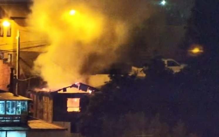 Incendio consumió una estructura ubicada al costado de una casa - habitación en Viña del Mar