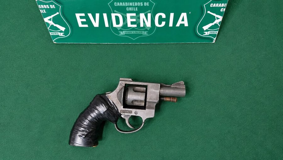 Adolescente de 15 años fue detenido con un arma de fuego en plena Plaza Sotomayor de Valparaíso