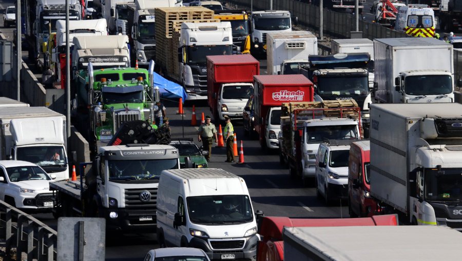 Camioneros de la región de Valparaíso evalúan paro por alza en el precio del diésel