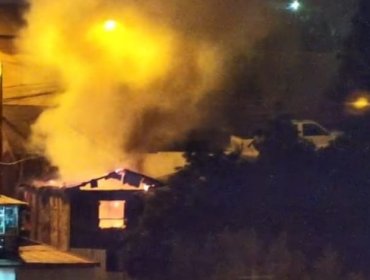 Incendio consumió una estructura ubicada al costado de una casa - habitación en Viña del Mar