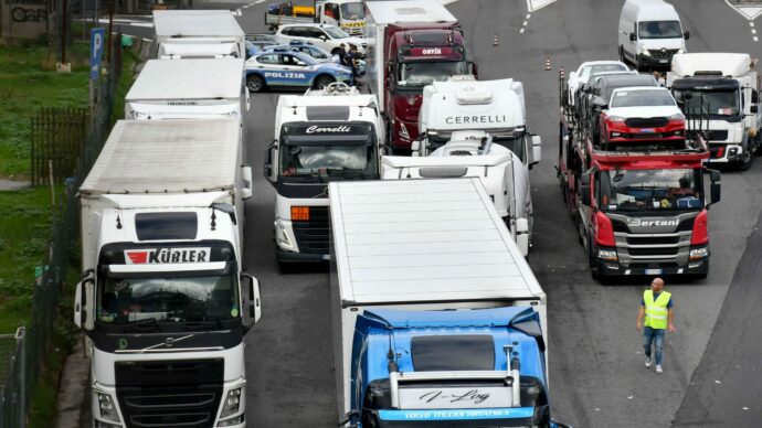 Transportistas italianos mantienen bloqueos en el sur por el alza del diésel y generan desabastecimiento en Nápoles