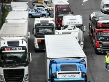 Transportistas italianos mantienen bloqueos en el sur por el alza del diésel y generan desabastecimiento en Nápoles