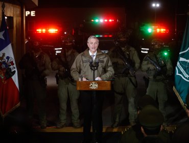 Presidente Kast visitó la prefectura GOPE de Carabineros y verifica las nuevas subadmetralladoras CZ Scorpion