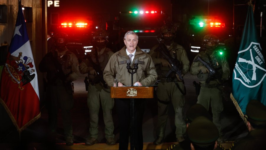 Presidente Kast visitó la prefectura GOPE de Carabineros y verificó las nuevas subadmetralladoras CZ Scorpion