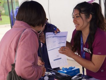 Villa Alemana realizó Feria Comunal Rosa con exámenes preventivos, vacunación y atención de salud para las mujeres