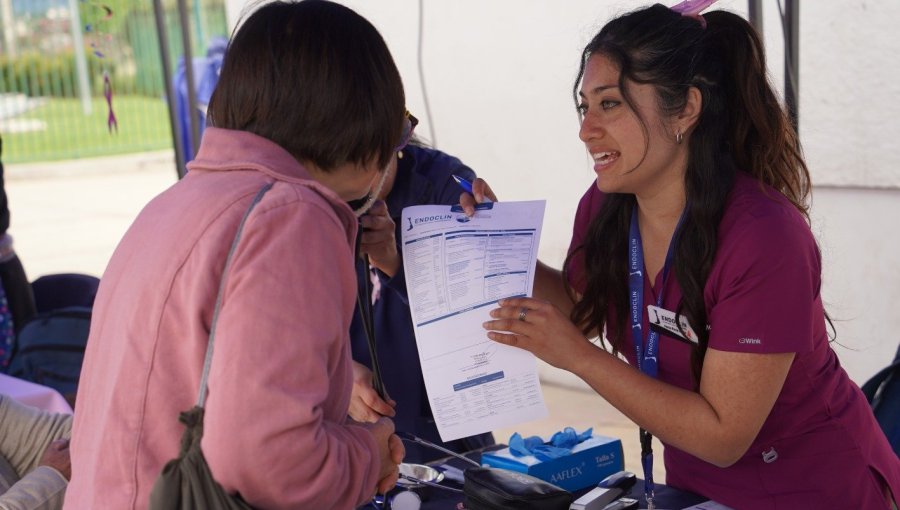 Villa Alemana realizó Feria Comunal Rosa con exámenes preventivos, vacunación y atención de salud para las mujeres