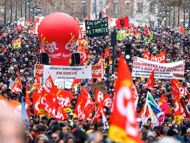 Estudiantes franceses mantienen protestas para este sábado pese a promesas de reforma de Macron