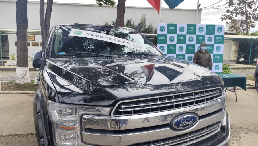 Cinco detenidos y una camioneta recuperada en La Cisterna tras investigación por robo en Las Condes