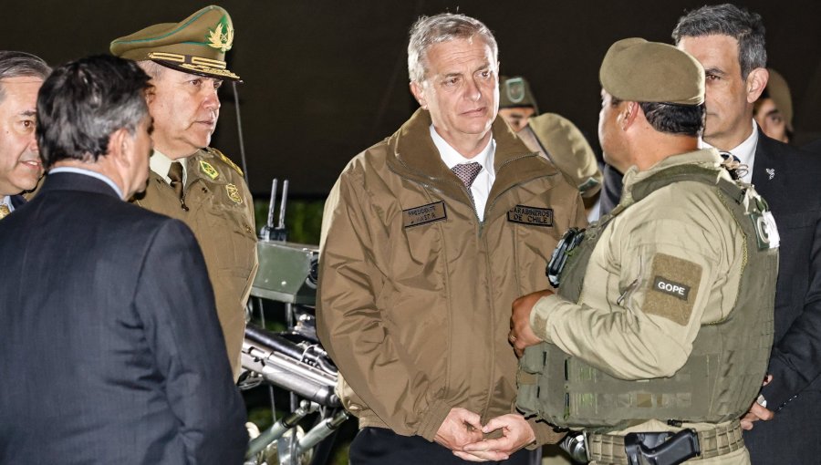 Presidente Kast en inspección de nuevas armas para Carabineros: "Se les exigió mantener orden público y se les dejó solos"