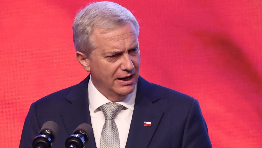 Kast junto al primer ministro británico abordan situación de las Malvinas y defensa