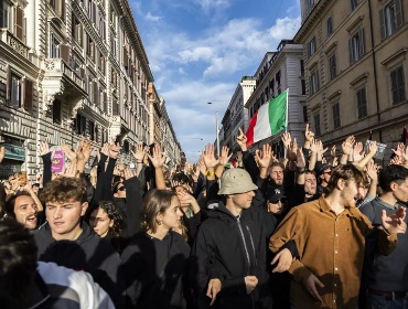 Masivas protestas en Italia dejan decenas de detenidos y choques con la policía
