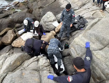 Armada logra contener derrame de aceite en roqueríos de Papudo antes de llegar al mar