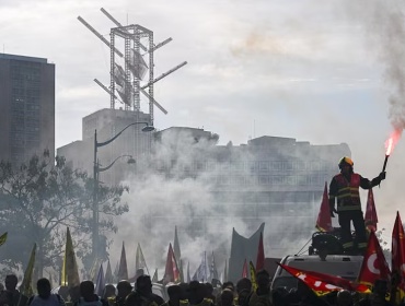Más de 410 mil personas protestan en Francia en una jornada con 135 detenidos