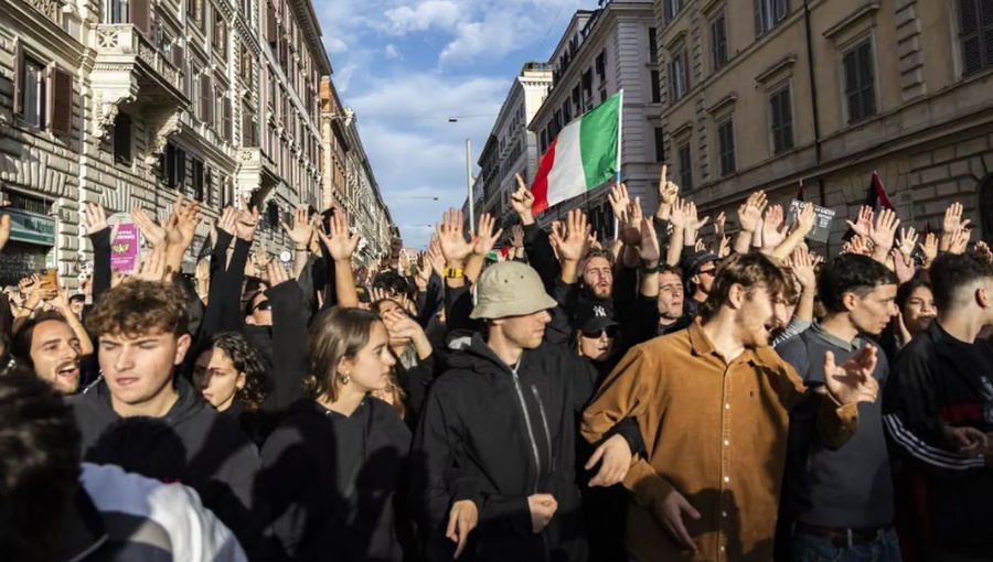 Masivas protestas en Italia dejan decenas de detenidos y choques con la policía