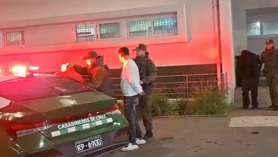 Tres detenidos por lanzar fuegos artificiales durante conmemoración en Maipú