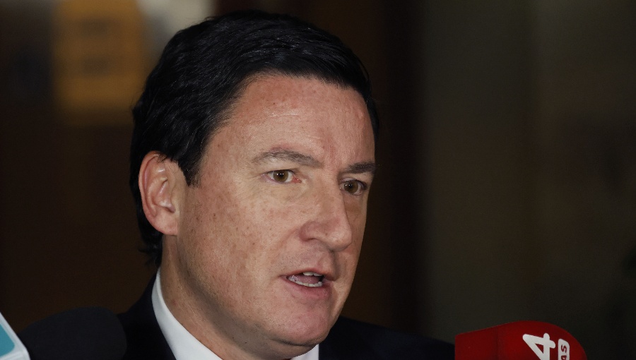 Senador Squella ofrece disculpas a la UDI tras dichos contra Hernán Larraín