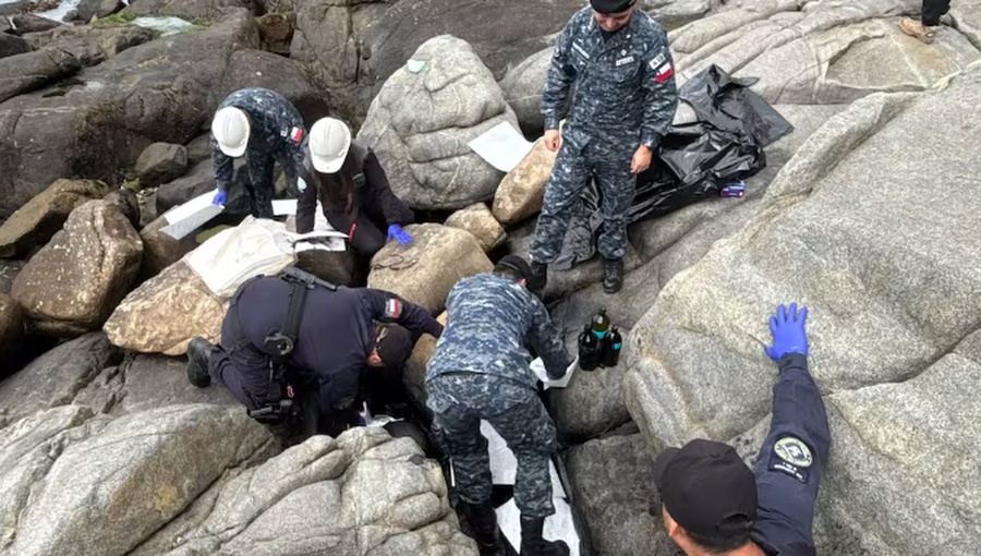 Armada logra contener derrame de aceite en roqueríos de Papudo antes de llegar al mar