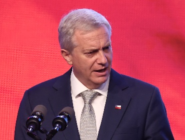Kast junto al primer ministro británico abordan situación de las Malvinas y defensa
